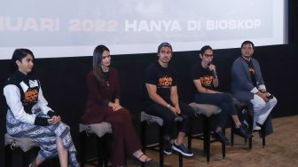 Para kru dan pemain film 'Ben & Jody' saat jumpa pers di Kuningan, Jakarta Selatan, Rabu (5/1/2021). [Suara.com/Alfian Winanto]