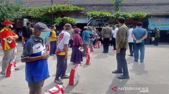 Potret Keseruan Presiden Jokowi Bagikan BLT untuk Pedagang di Pasar Gemolong Sragen