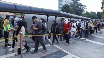 Calon penumpang KRL mengantri saat akan masuk ke Stasiun Tanah Abang, Jakarta Pusat, Rabu (5/1/2021). [Suara.com/Alfian Winanto]