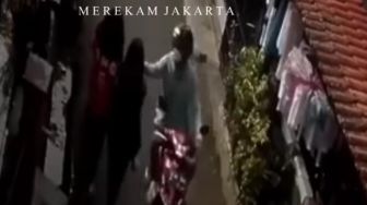 Hanya Beberapa Detik, Jambret Berhasil Rampas HP Wanita saat Jalan Berdua di Pasar Rebo