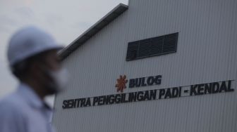 Pegawai Perusahaan Umum Badan Urusan Logistik (Perum Bulog) meninjau pembangunan infrastruktur tahap akhir Modern Rice Milling Plant (MRMP) atau penggilingan padi/gabah modern di Kendal, Jawa Tengah, Rabu (5/1/2022). [Suara.com/Angga Budhiyanto]