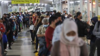 Kepadatan Penumpang KRL di Stasiun Tanah Abang