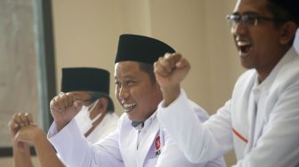 Komedian Sunarji atau yang dikenal dengan nama Narji Cagur menyampaikan orasi politik pertamanya usai resmi bergabung dengan Partai Keadilan Sejahtera (PKS) di Serpong, Tangerang Selatan, Banten, Rabu (5/1/2022).  ANTARA FOTO/Muhammad Iqbal