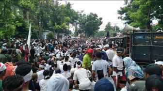 Aksi Bela Leluhur, Bupati Berapi-api di Depan Massa yang Tumpah Ruah di Lombok