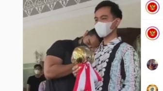 Pose Manja di Bahu Gibran Saat Sesi Foto, Aksi Kaesang Disorot Warganet: Sok Akrab!