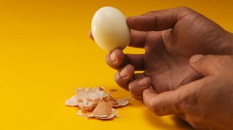 Cara Mengupas Kulit Telur Rebus dengan Mudah