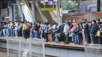 Kepadatan Calon penumpang saat menunggu kedatangan kereta di Stasiun Tanah Abang, Jakarta Pusat, Rabu (5/1/2021). [Suara.com/Alfian Winanto]