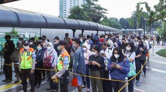 Calon penumpang KRL mengantri saat akan masuk ke Stasiun Tanah Abang, Jakarta Pusat, Rabu (5/1/2021). [Suara.com/Alfian Winanto]