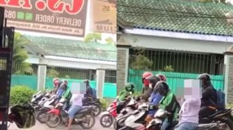 Viral Siswi SMA Berkerudung Pakai Helm Nyeleneh, Warganet: Ranger Putih