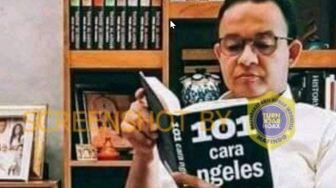 CEK FAKTA: Viral Foto Anies Baswedan Baca Buku "101 Cara Ngeles", Benarkah?