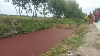 Gempar! Air Sungai di Mojokerto Berubah Merah