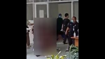 Celurit Tertancap di Kepala, Detik-Detik Remaja di Cengkareng Dilarikan ke RS