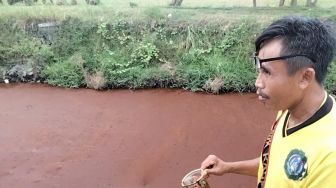 Warga Heboh Sungai Ledeng Mojokerto Berubah Warna Jadi Merah Darah