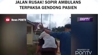 Salut, Sopir Ambulance Gendong Pasien Gara-Gara Jalan Rusak