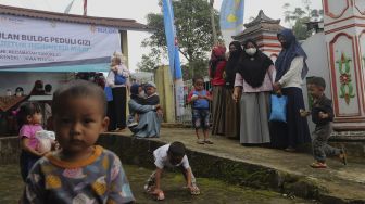 Sejumlah anak bermain usai mengikuti program “BULOG Peduli Gizi” di Desa Purwosari, Kecamatan Sukorejo, Kabupaten Kendal, Jawa Tengah, Kamis (6/1/2021). [Suara.com/Angga Budhiyanto]