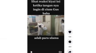 Hormati Gus Baha, Ini Momen Gus Mus Menolak Tangannya Dicium Bikin Warganet Haru