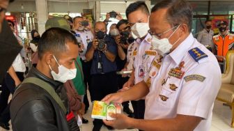 Pandemi Belum Berakhir, Kemenhub Bagikan Paket Perlengkapan Prokes di Jalur Mudik