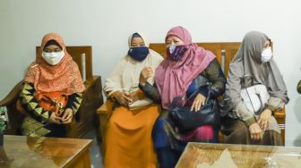 Para korban kasus wanprestasi dana inventasi yang melibatkan Ustaz Yusuf Mansur sebelum menjalani sidang di Pengadilan Negeri Tangerang, Banten, Kamis (6/1/2021). [Suara.com/Alfian Winanto]