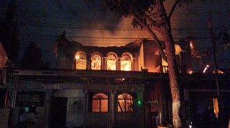Kebakaran Rumah Mewah Tertua di Pekanbaru, Pemadaman Masih Berlangsung