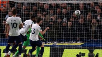 Momen Gol Bunuh Diri Kocak Ben Davies di Laga Chelsea vs Tottenham Hotspur