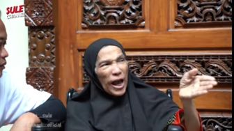 Kondisi Belum Pulih, Dorce Gamalama Ziarah ke Makam Guru di Jawa Timur Melalui Jalur Darat