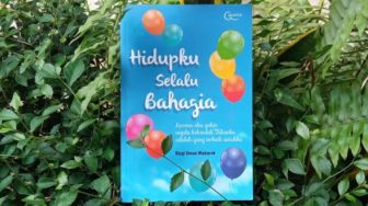 Mencari Definisi Kebahagiaan dalam Buku Hidupku Selalu Bahagia