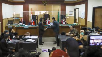 Suasana jalannya sidang kasus wanprestasi dana inventasi yang melibatkan Ustaz Yusuf Mansur di Pengadilan Negeri Tangerang, Banten, Kamis (6/1/2021). [Suara.com/Alfian Winanto]