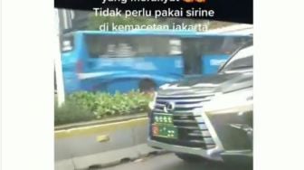 Potret Mobil Jenderal TNI Melintas di Jalanan Macet Bikin Salut, Panen Pujian