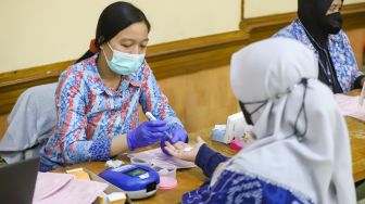 Warga mengikuti kegiatan donor darah di Masjid Agung Al-Azhar, Jakarta Pusat, Jumat (7/1/2022). [Suara.com/Alfian Winanto]