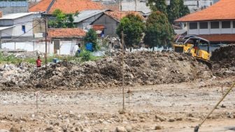 Suasana pembangunan waduk Lebak Bulus di Jakarta Selatan, Jumat (7/1/2022). [Suara.com/Alfian Winanto]