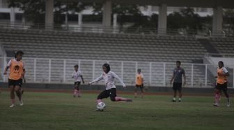 Sejumlah pesepak bola Timnas Putri Indonesia berlatih saat pemusatan latihan di Stadion Madya, kompleks Stadion Utama Gelora Bung Karno (SUGBK), Senayan, Jakarta, Jumat (7/1/2022). [Suara.com/Angga Budhiyanto]