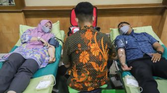 Warga mengikuti kegiatan donor darah di Masjid Agung Al-Azhar, Jakarta Pusat, Jumat (7/1/2022). [Suara.com/Alfian Winanto]