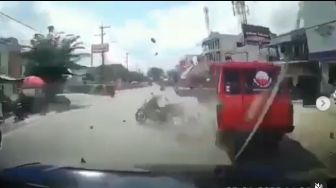Heboh Detik-Detik Mobil Damkar Tabrak Motor di Jalan, Pemotor Terpelanting dan Jatuh