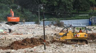 Alat-alat berat digunakan saat proses pembangunan waduk Lebak Bulus di Jakarta Selatan, Jumat (7/1/2022). [Suara.com/Alfian Winanto]