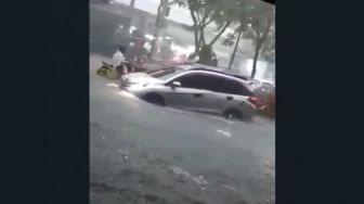 Banjir Merendam Surabaya, Ruang Dekan Fisip Unair Kebanjiran
