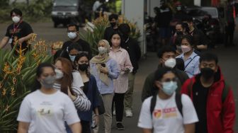 Sejumlah penonton mengantre untuk memasuki area Hall Basket Senayan dalam kegiatan simulasi kehadiran penonton saat pertandingan basket di Jakarta, Jumat (7/1/2022). [Suara.com/Angga Budhiyanto]