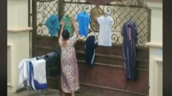 Viral Aksi Emak-Emak ini Bikin Netizen Geregetan: Itu Pagar Rumah Orang