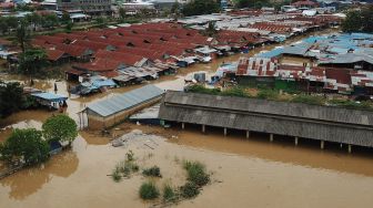 Suasana Pasar Youtefa yang terendam banjir di Abepura, Jayapura, Papua, Jumat (7/1/2022).  ANTARA FOTO/Fredy Fakdawer