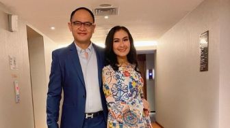 Iis Dahlia Hadiri Pernikahan Rizki DA, Penampilan Suami Bikin Salfok: Rambut Baru?