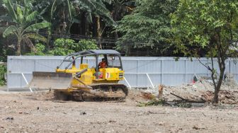 Alat-alat berat digunakan saat proses pembangunan waduk Lebak Bulus di Jakarta Selatan, Jumat (7/1/2022). [Suara.com/Alfian Winanto]