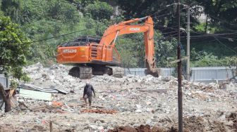 Alat-alat berat digunakan saat proses pembangunan waduk Lebak Bulus di Jakarta Selatan, Jumat (7/1/2022). [Suara.com/Alfian Winanto]