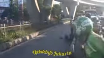 Viral, Pengendara Motor Kecelakaan hingga Terjatuh dari Flyover Pesing Jakarta Barat