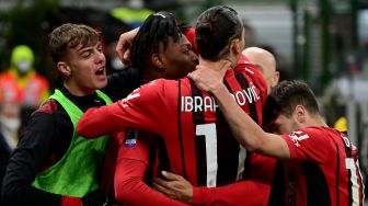 Penyerang AC Milan asal Portugal Rafael Leao (kedua dari kiri) merayakan golnya dengan penyerang AC Milan Zlatan Ibrahimovic (tengah) dan rekan satu timnya setelah mencetak gol ketiga timnya selama pertandingan sepak bola Serie A Italia AC Milan melawan AS Roma di stadion San Siro, Milan, Italia,  Jumat (7/1/2022) dini hari WIB. Miguel MEDINA / AFP