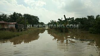 Banjir di Desa Santan Tengah, 10 RT Tak Terselamatkan, Pemkab Kukar Disebut Tak Membantu