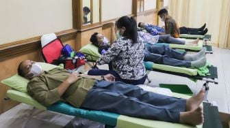 Warga mengikuti kegiatan donor darah di Masjid Agung Al-Azhar, Jakarta Pusat, Jumat (7/1/2022). [Suara.com/Alfian Winanto]