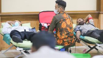 Warga mengikuti kegiatan donor darah di Masjid Agung Al-Azhar, Jakarta Pusat, Jumat (7/1/2022). [Suara.com/Alfian Winanto]