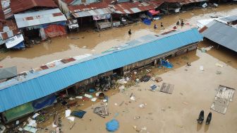 Suasana Pasar Youtefa yang terendam banjir di Abepura, Jayapura, Papua, Jumat (7/1/2022).  ANTARA FOTO/Fredy Fakdawer