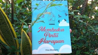 Review Buku Membuka Pintu Harapan: Setiap Orang Berhak dan Harus Memiliki Harapan