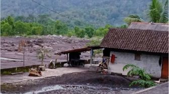 Khofifah Ungkap Amalan Pemilik Rumah yang Selamat dari Banjir Lahar Dingin Gunung Semeru