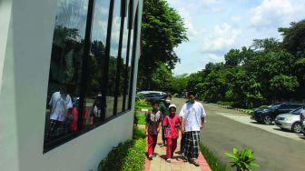 Warga melintas di depan sejumlah tempat ibadah di Universitas Pancasila, jakarta, jumat (7/1/2022).  [Suara.com/Septian]
